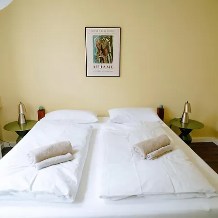 Grosse In Der Suedvorstadt Mit Parkplaetzen Apartamento